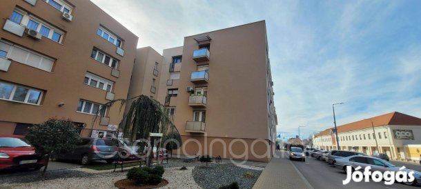 Csorna központjában 2 szobás erkélyes lakás eladó!