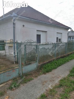 Csörnyeföldön eladó családi ház