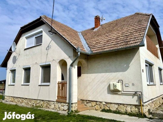 Csóton kiváló állapotú kétszintes családi ház eladó