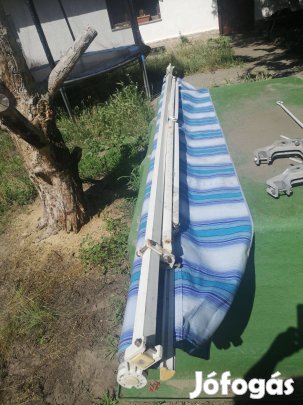 Csuklókaros napernyő