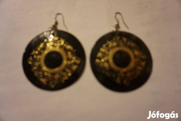 Csüngő fülbevaló Fimo anyagból, fekete alapon arany színű díszítéssel