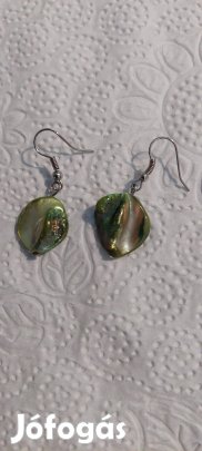 Csüngő fülbevaló csiszolt kagylóból fém foglalattal eladó