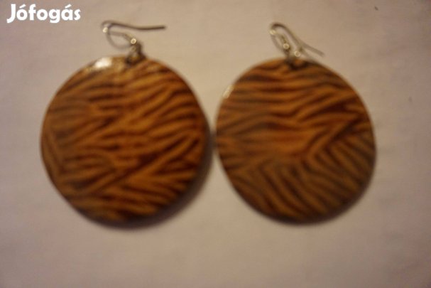 Csüngő fülbevaló kerekre esztergált fából mintázva és lakkozva eladó