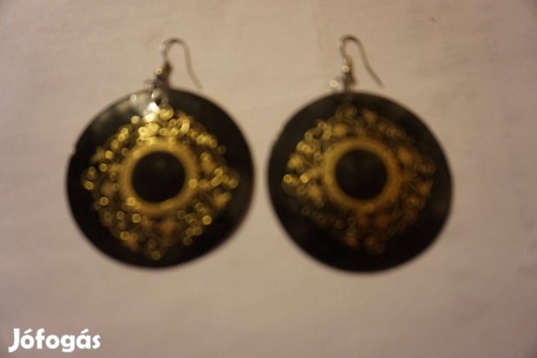 Csüngős fülbevaló Fimo anyagból fekete alapon arany pöttyökkel eladó