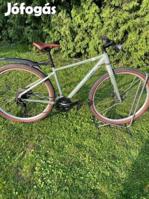 Cube Hyde típusú bicikli, 28- as merev villás