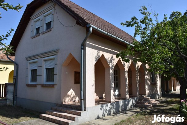 Cukrászüzemmel együtt családi ház eladó Törökszentmiklóson!