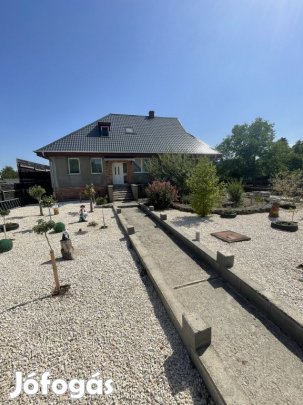 Dabas, Központ közeli utca, 250 m2-es, 2 generációs, családi ház