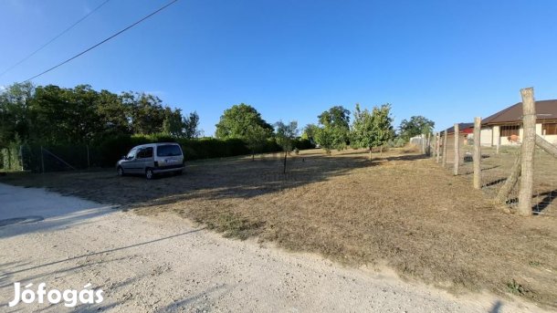 Dabasi 3044 nm-es telek eladó