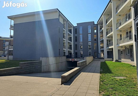 Damjanich lakóparkban igényes liftes lakás Kiadó!