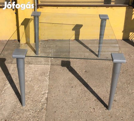 Dani üveglapos dohányzó asztal