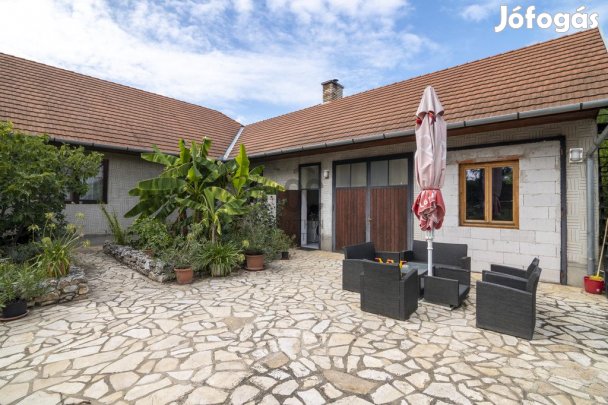 Dánszentmiklósi eladó 158 nm-es ház