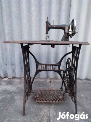 Danubia retó lábbal hajtós varrógép antik ( Zinger - hez hasonló)
