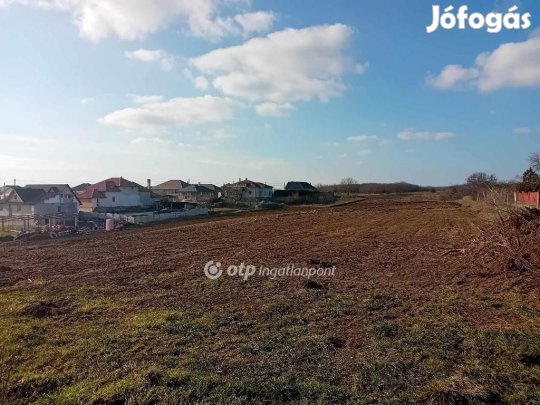 Dányi 795 nm-es telek eladó