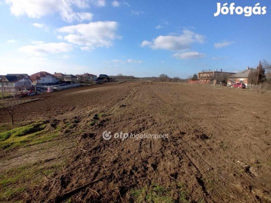 Dányi 870 nm-es telek eladó