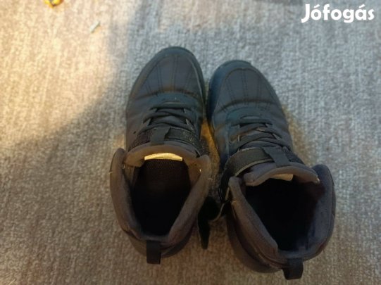Ddecathlonos fekete őszi sportcipő használtan eladó - 31-es méret