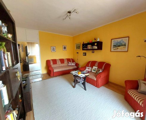 Deák F utcában, 1 sz étkezős, nagy erkélyes, gázfűtéses lakás!
