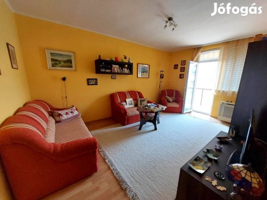 Deák F utcában, 1 szoba étkezős, nagy ekélyes tégla lakás!