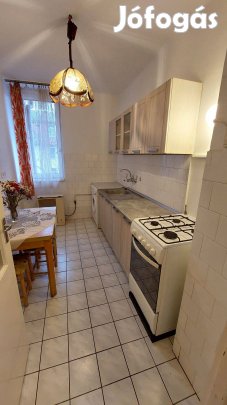 Deák Ferenc utcán két szobás tégla építésű lakás eladó
