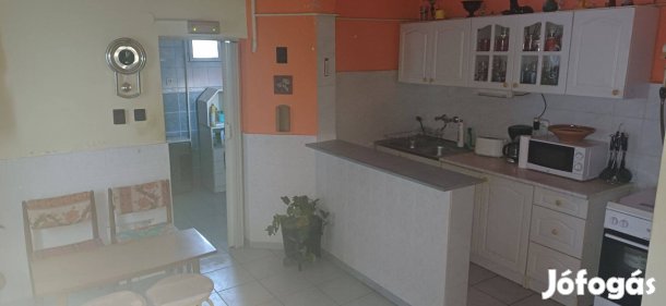 Debrecen Bem téren 60nm házrész zárt udvarban. A park részen eladó