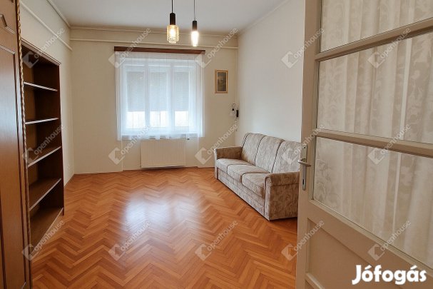 Debrecen Csapókert városrészén, családi ház eladó.