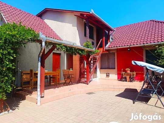 Debrecen Csapókertben nappali + 3 szobás családi ház eladó