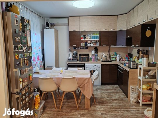 Debrecen Derék utca, tágas lakás eladó