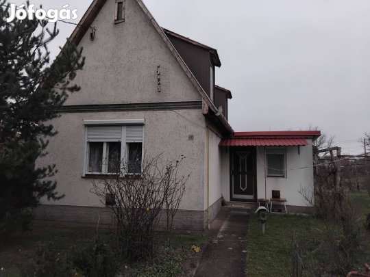 Debrecen-Dombos tetőteres családi ház eladó!