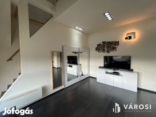 Debrecen Főterén, Extravagáns egyedi lakás kiadó!