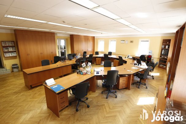 Debrecen Frekventált, Bevásárlóközpontok Között Lévő Csarnok