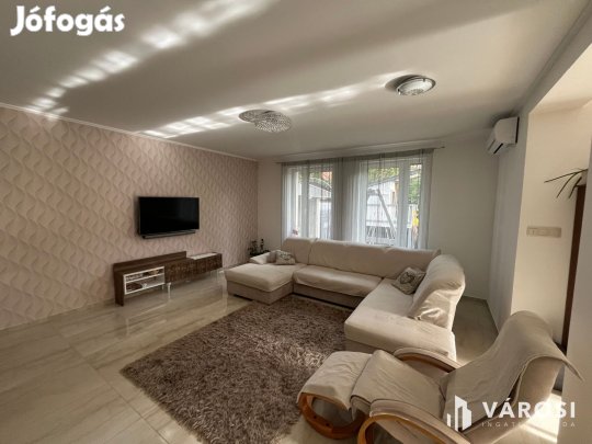 Debrecen Kertvárosi Lakóparkban Igényes Szép Ház