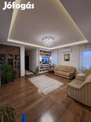 Debrecen Lencz-telepen modern családi otthon