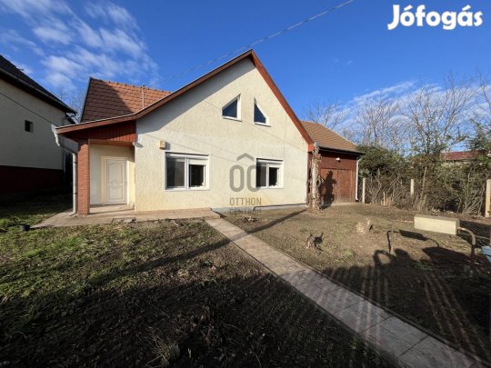 Debrecen Létai útból nyíló utcában ELADÓ egy 4 szobás családi ház