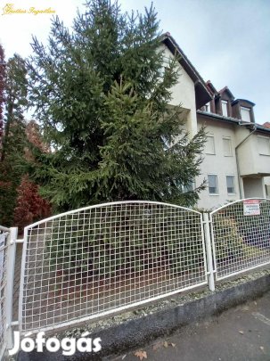 Debrecen,Lóverseny utcánál kiadó felújított berendezett lakás