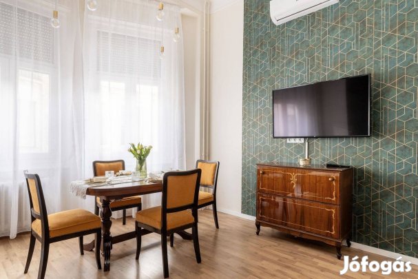 Debrecen Piac u. 26: 2 szobás, 3 em.-i, berendezett luxuslakás eladó!