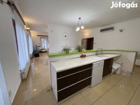 Debrecen, Bihari kertben, 4 szobás, tégla építésű családi ház eladó!