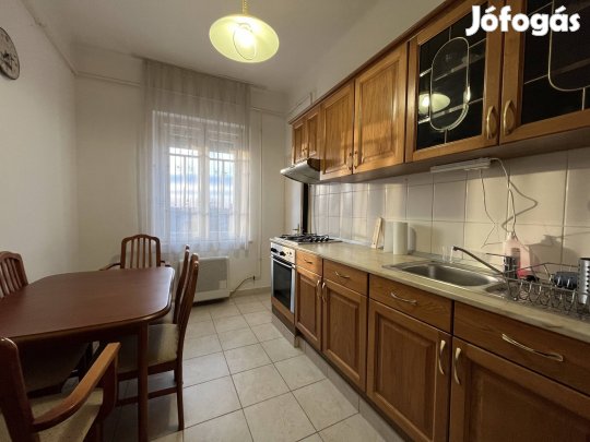 Debrecen, Dobozi lakótelep téglaépítésű társasházi lakás, 2 szoba, 7