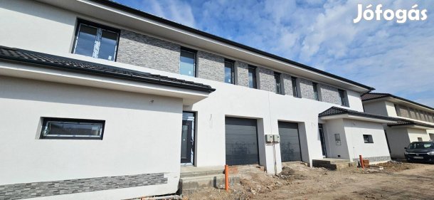 Debrecen, Hatvani utcai kertben , csendes zsákutcában új építésű, napp