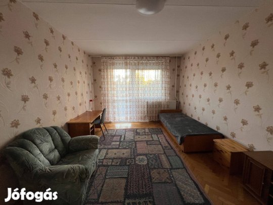 Debrecen, Jerikó utcai 1,5 szobás 3. em. távfűtéses panellakás eladó