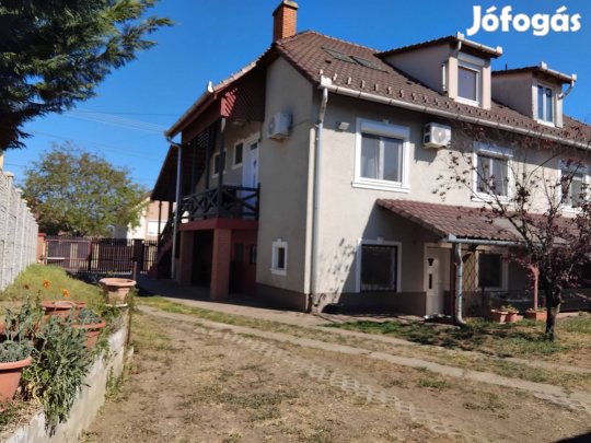 Debrecen, Pércsikert, háromszintes ikerház eladó!