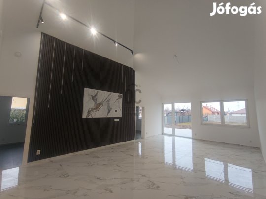 Debrecen - Józsa térségben újépítésű  165 nm-es, egymás melletti  gará