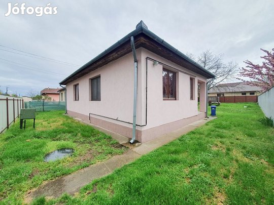 Debrecen - Júliatelepen aszfaltozott csöndes utcában eladó egy önálló
