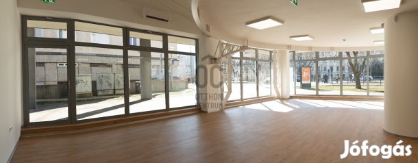 Debrecen  belváros frekventált utcájában, kiváló adottságokkal bíró,