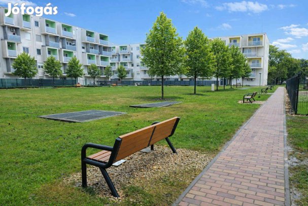 Debrecen, kert kapcsolatos, újszerű lakás eladó akár bútorozva