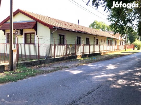 Debrecen belterületén eladó 340 m2-es épület 4685 m2-es beépíthető  te