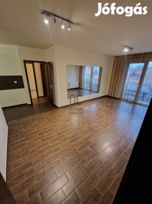 Debrecen belvárosában, a Pláza mellett kiadó utcafronti lakás / iroda