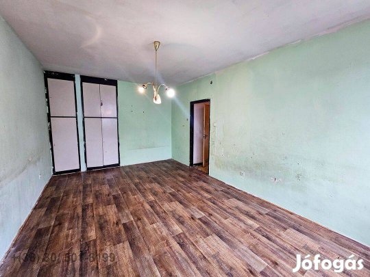 Debrecen belvárosában téglaépítésű, 2 szobás lakás eladó