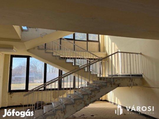 Debrecen kiemelt ipari részén, telephely, irodaház eladó!