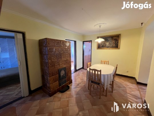Debrecen mellett jó helyen, családi ház eladó!