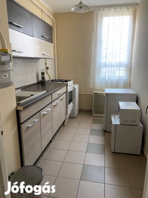 Debrecenben, Gyöngyösi utcában, egy 56 m-es, jó állapotú téglalakás!