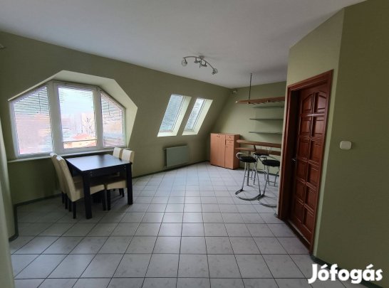 Debrecenben, Nagyerdőalján, 3.emeleti, 95nm-es, jó állapotú tégllakás!